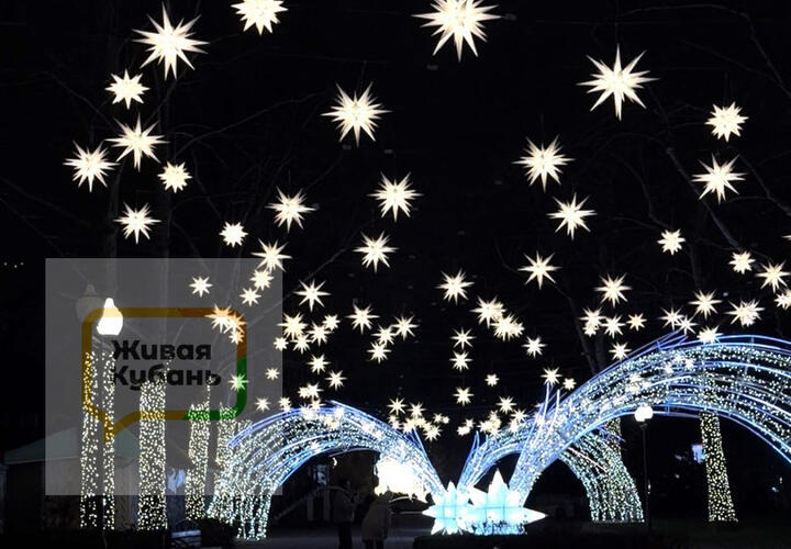 Праздники прошли, а иллюминация для зимней сказки осталась
