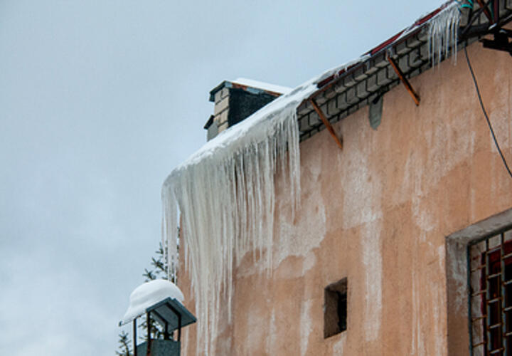Новая угроза: краснодарцев предупредили о падении кусков льда