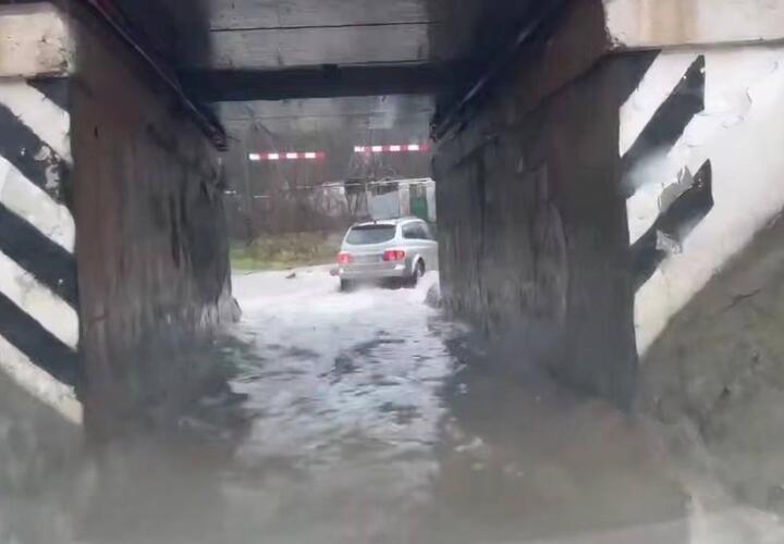 Новороссийск утонул в воде, в нескольких районах сильные потопы 