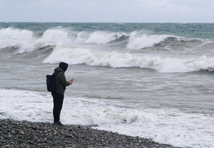 Пляжи Новороссийска оказались завалены мусором после сильного шторма