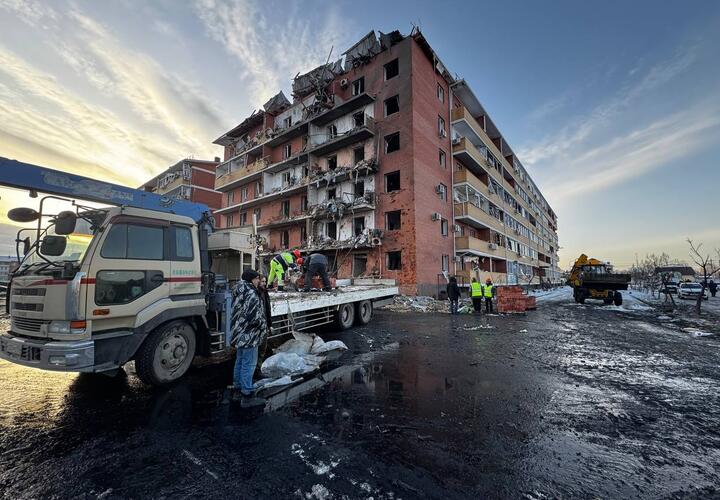 В пострадавших многоэтажках уже меняют окна