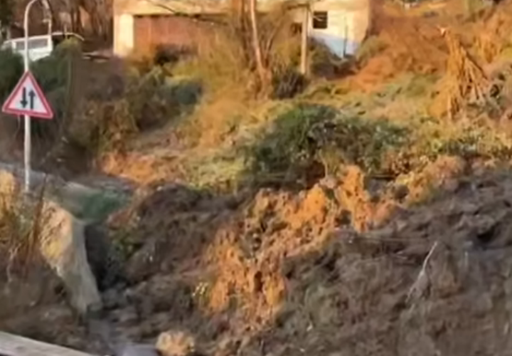 Поток из грязи и камней перекрыл проезжую часть в Сочи