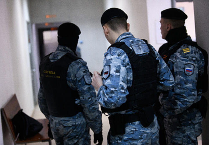 Просят на выход: приставы приехали выселять Долину из квартиры в Москве