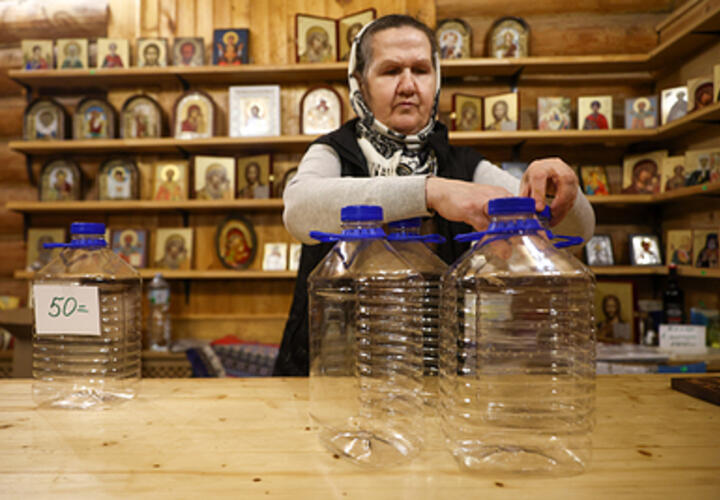 Распространенный миф о святой воде развеял священник