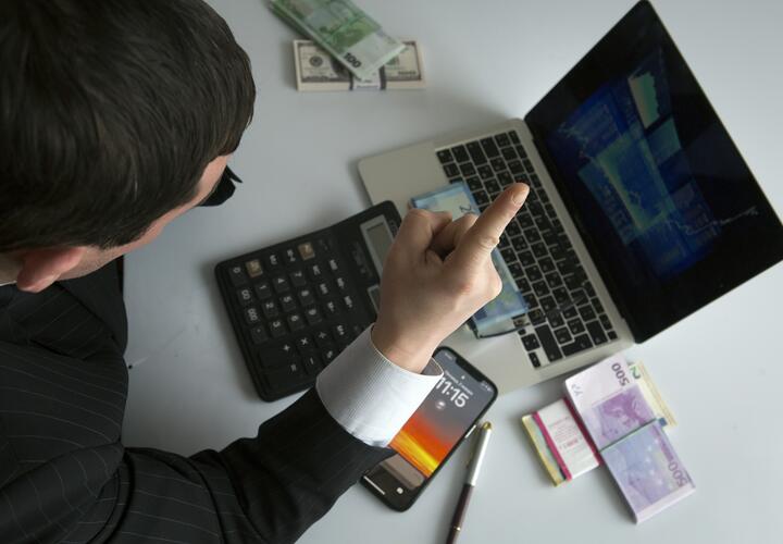 С 1 марта онлайн-площадкам запретят автоматически продлевать платную подписку без явного согласия пользователя. Кто от этого выиграет?