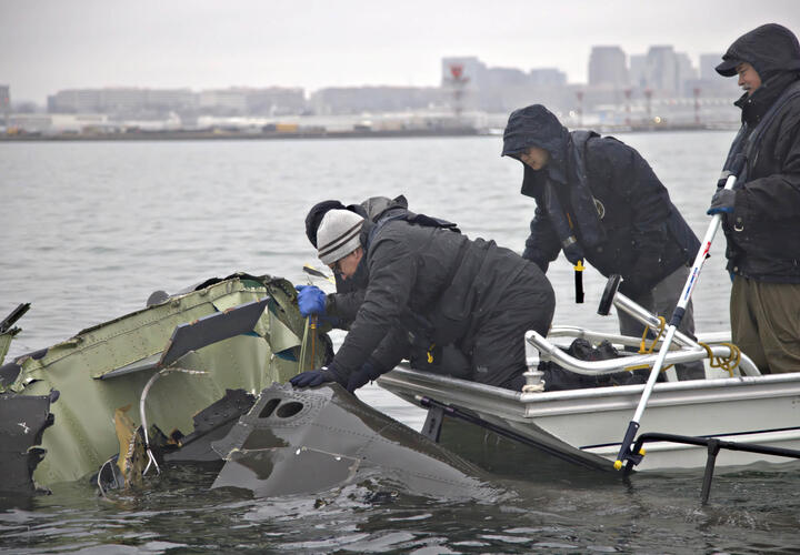 Обломки после авиакатастрофы на реке Потомак, округ Колумбия