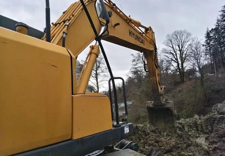 Сочи пополз: на курорте ликвидируют последствия сразу трех крупных обвалов грунта