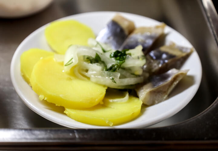 Солёная селёдка: огромная польза для одних - смертельный вред для других