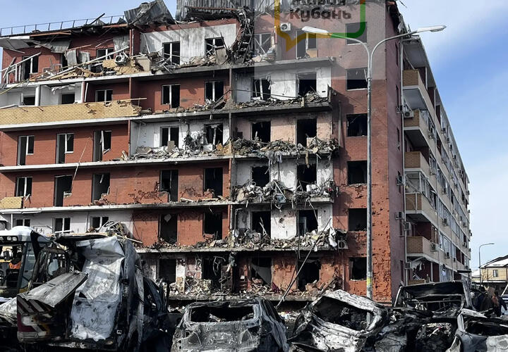 Специалисты МЧС из Москвы изучают степень повреждения домов в Адыгее после налета БПЛА