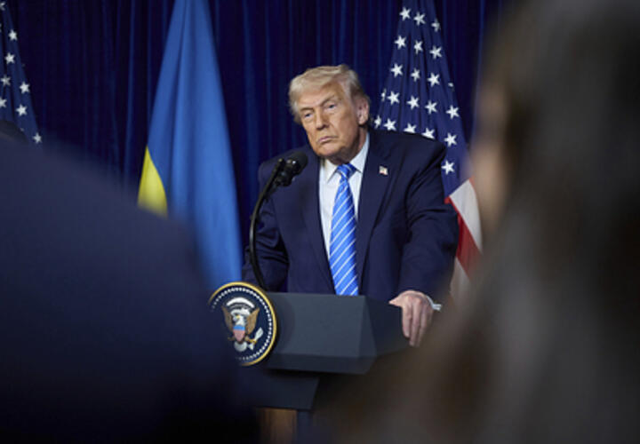 Средний палец от Трампа: оскорбивший президента США рабочий  получил неприличный ответ, а также за сутки собрал полмиллиона долларов