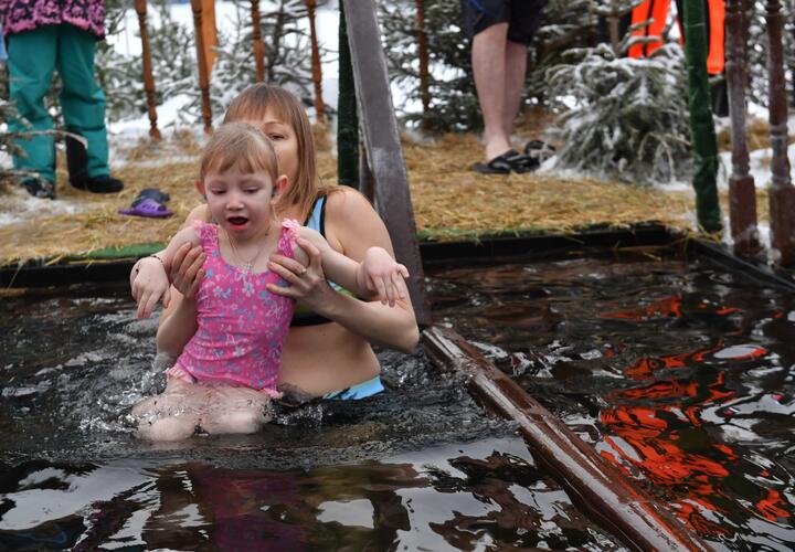 Стоит ли детям участвовать в крещенских купаниях?