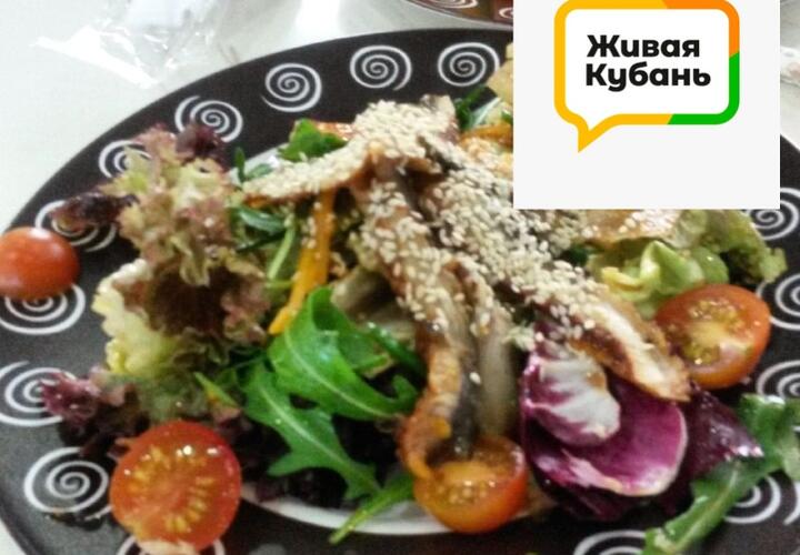 Теплый салат с говядиной и рукколой