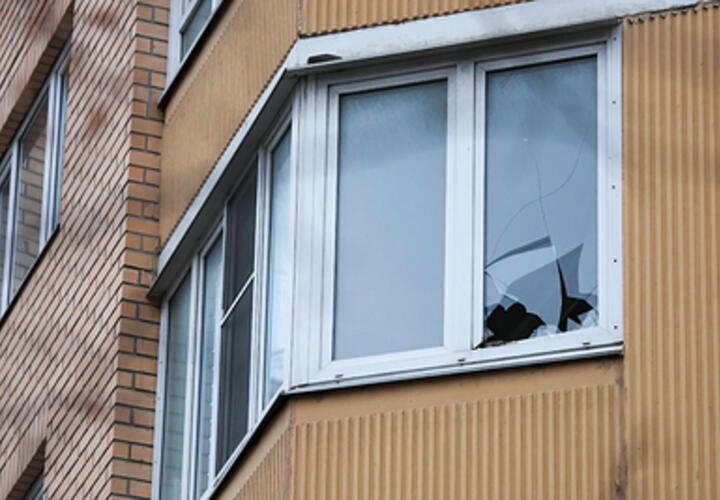 Удар и взрыв: дрон ВСУ врезался в пятиэтажку в Беслане