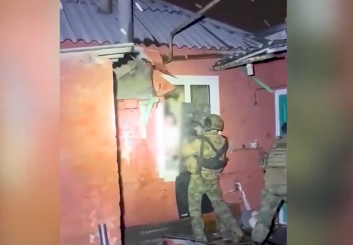 В Армавире неадекват набросился на женщину и угрожал топором полицейским