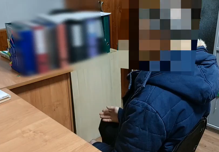 В Ейске 53-летний мужчина повредил Доску почета недопитым алкоголем