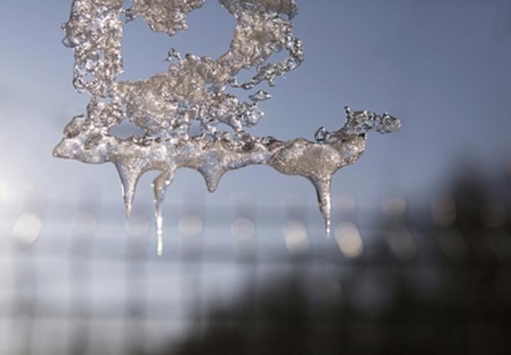 В Краснодаре ледяные глыбы падают с крыш людям на головы 