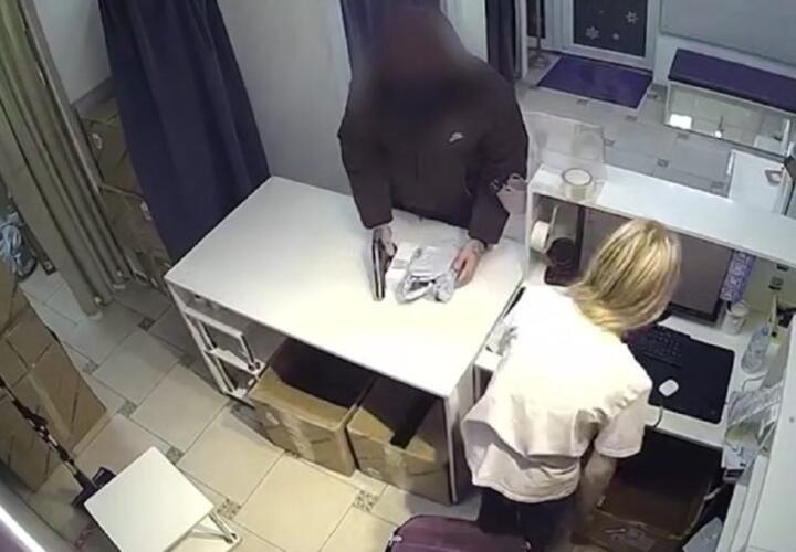 Вооружённое ограбление произошло в пункте выдачи известного маркетплейса в Краснодаре