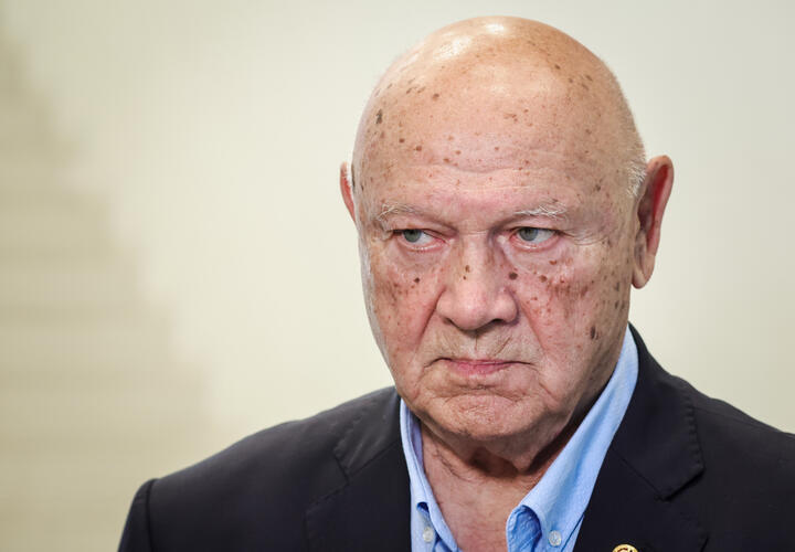 Выпускник Ейского авиационного училища, космонавт Джанибеков, рассказал, можно ли курить в космосе