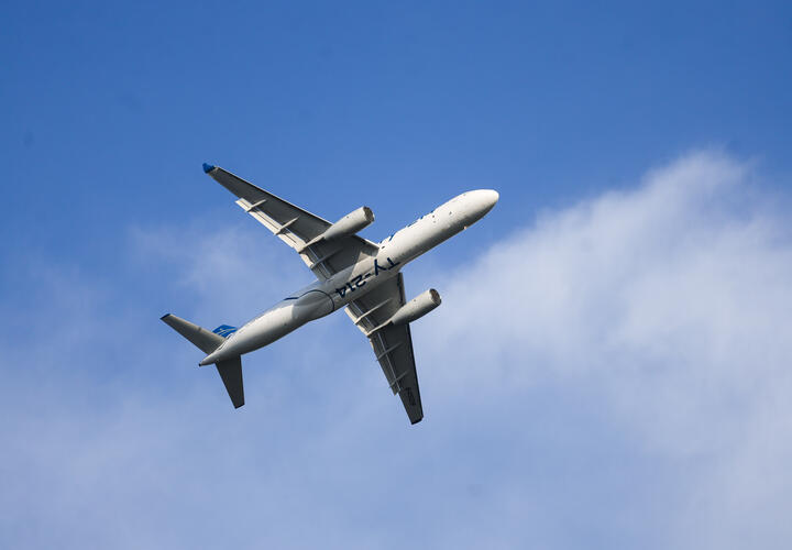 Самолет в небе