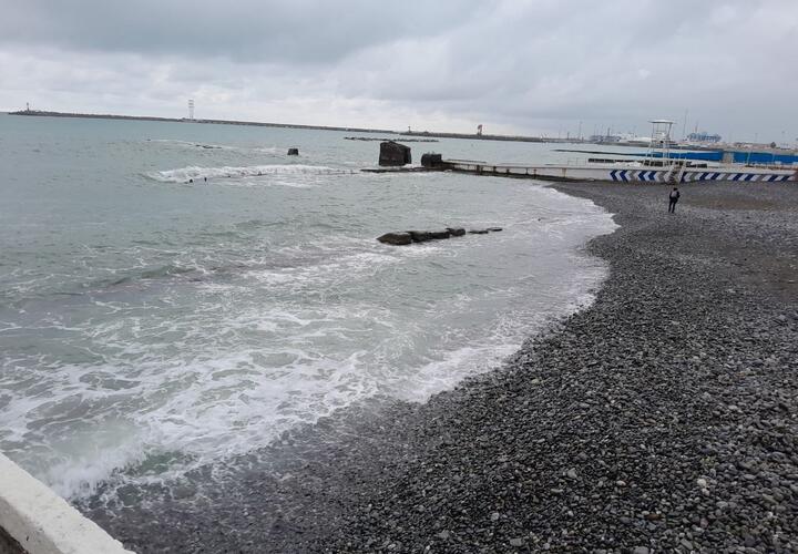 «Закалял детей»: мужчина в Сочи погружал ребенка в ледяную морскую воду