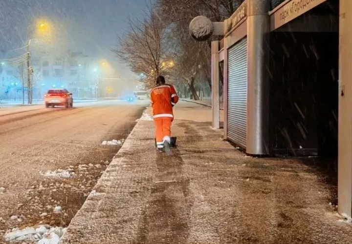 Сотни рабочих и десятки машин вышли на уборку города