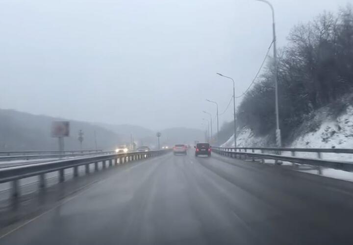 Дороги Кубани обледенели, а в полиции грозят водителям штрафами за летнюю резину