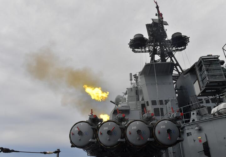 Этой ночью в Новороссийске будут греметь взрывы: военные собираются стрелять из артиллерийской установки с молов гавани