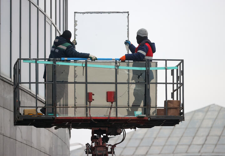 Строители и коммунальные службы продолжают работу