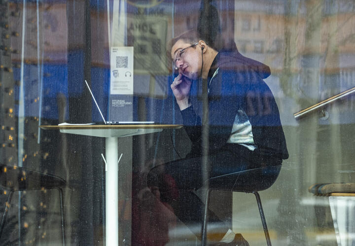 Какие упражнения нужно обязательно делать при сидячей работе, чтобы не получить проблемы со спиной