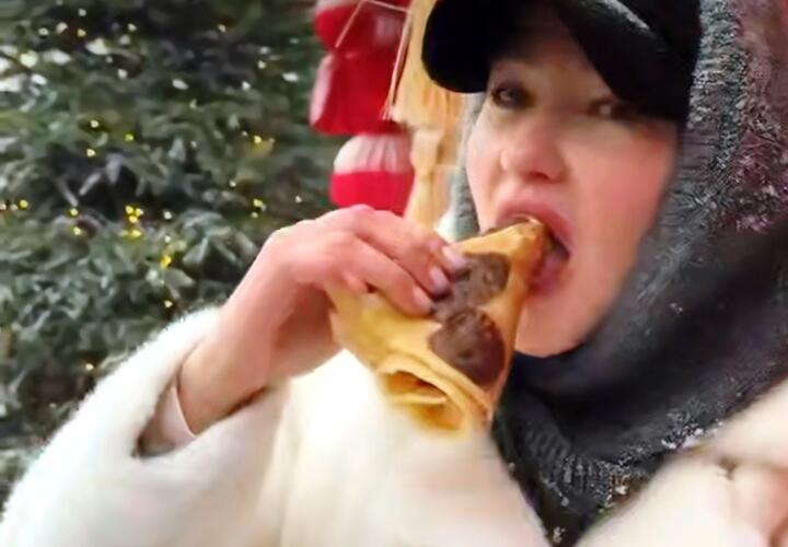 Леопардовые, с золотом и икрой: где продают самые дорогие блины на Масленицу