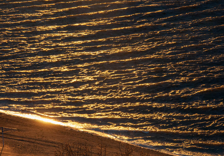Людей просят уйти от воды. Погода ухудшится на побережье Чёрного моря