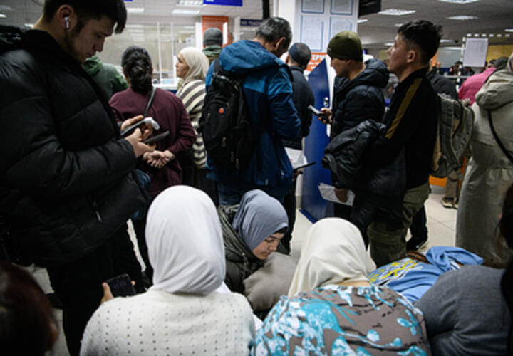 Мигрантам запретили работать продавцами и курьерами на юге России