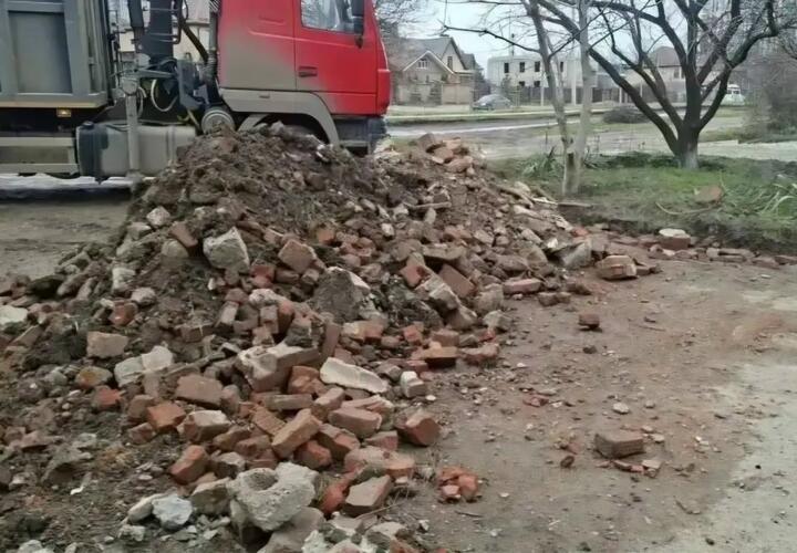 Незаконные баррикады снова на дороге: в Краснодаре неизвестный преграждает машинам путь строительным мусором 