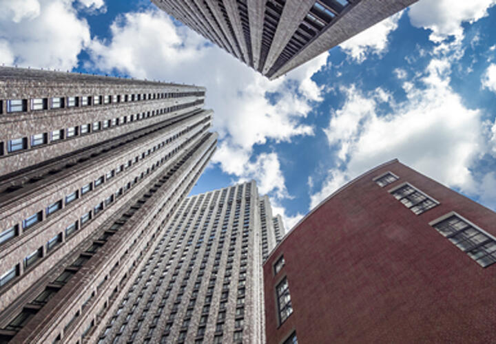 Одна секунда — и всё могло быть иначе: прохожие в российском городе поймали выпавшего с 10 этажа малыша