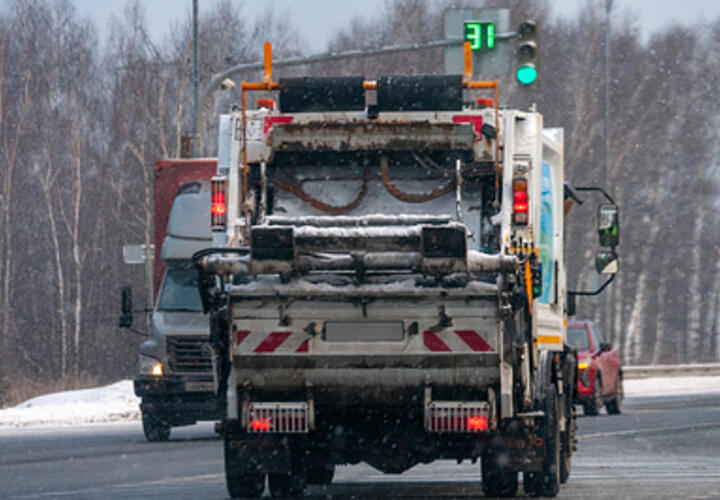 Под Ейском в Краснодарском крае из-за обвала огромных куч мусора начался пожар