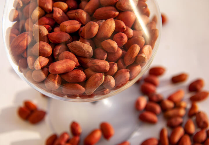 Растит мышцы и повышает тестостерон: этот дешёвый орех очень полезен мужчинам 