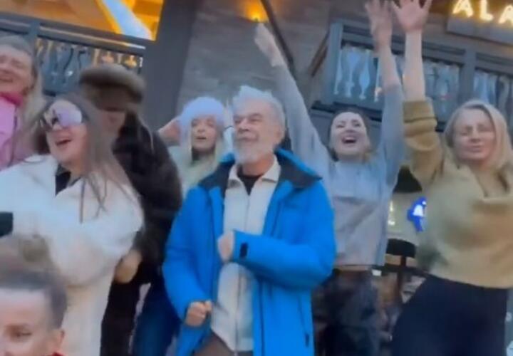 Российский певец Газманов зажигал в танце под хит шведской группы с отдыхающими в Сочи