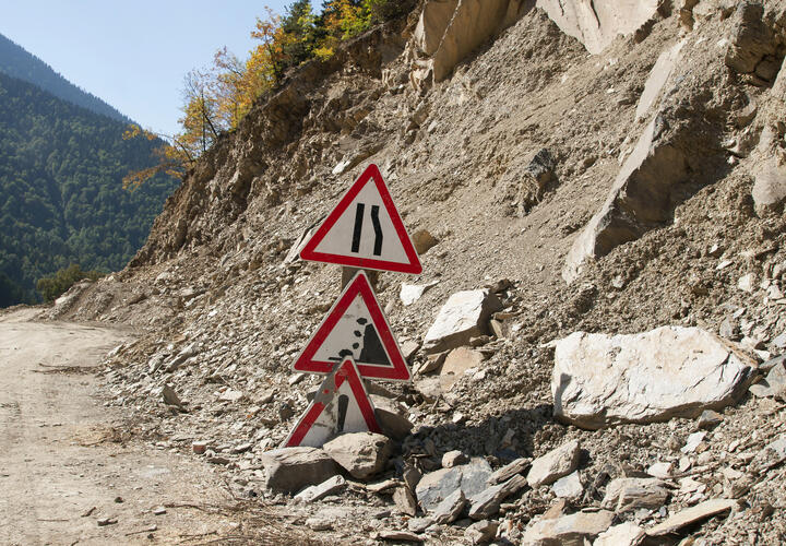 Сильнейший дождь разрушил дорогу в Сочи в нескольких местах