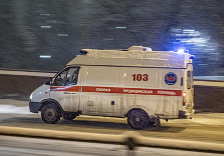 Скорая помощь с пациентом, находящимся без сознания, не смогла проехать по заснеженной дороге в хуторе Мигуты на Кубани