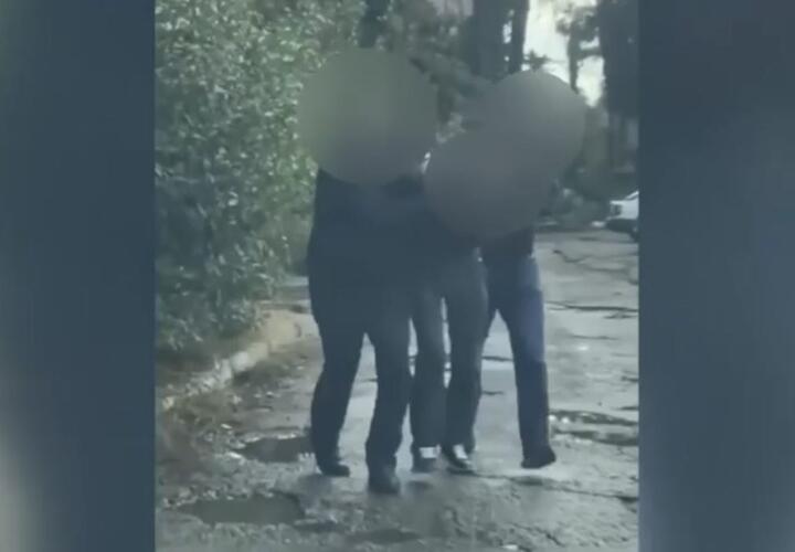 Сочинец так выбесился из-за очереди в магазине, что решил зарезать человека. Есть видео