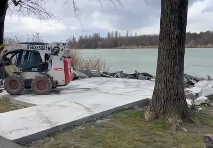 В Краснодаре демонтируют скандальную бетонную площадку на пляже у озера 