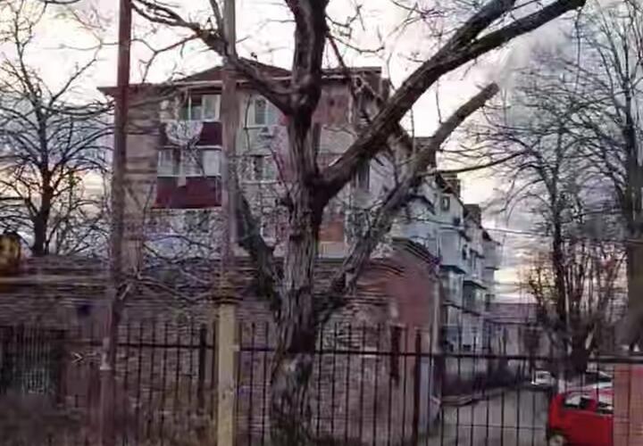 В Краснодаре есть вонючее здание, которое обходят стороной даже бомжи. Пятиэтажку залило фекалиями. Жильцы при этом обвиняют Водоканал во вранье