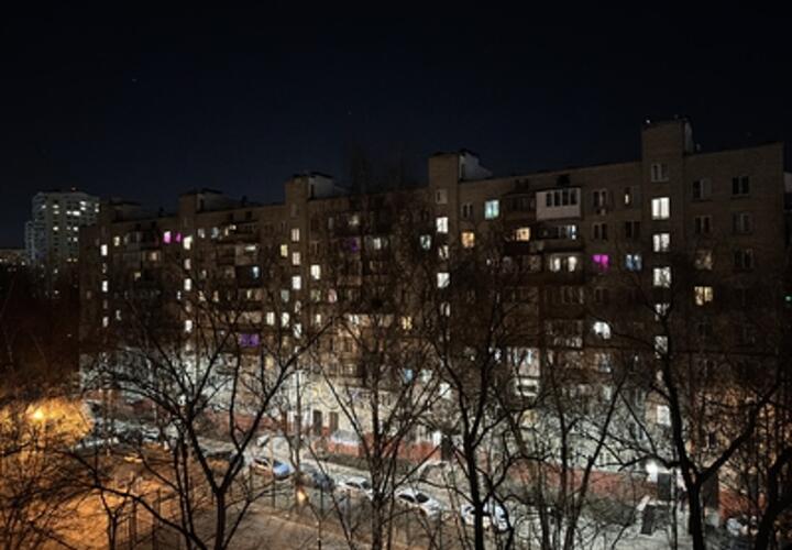 В Краснодаре неизвестный преграждает машинам путь, на фудкорте в городе на юге России произошло массовое отравление: ТОП-5 за 28 февраля