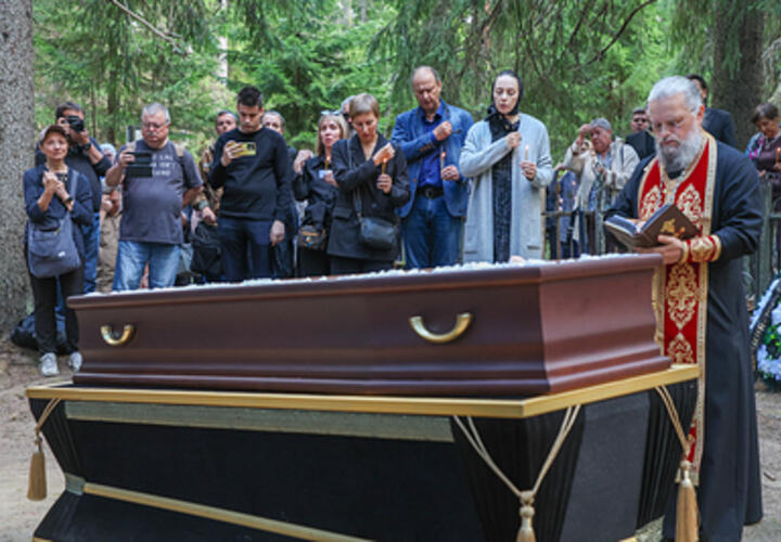 В РПЦ рассказали, можно ли развеивать прах усопших