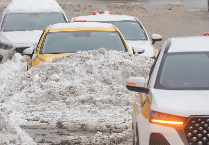 В Шахтах машины заковало в лёд из жидких отходов. Как это вышло? 