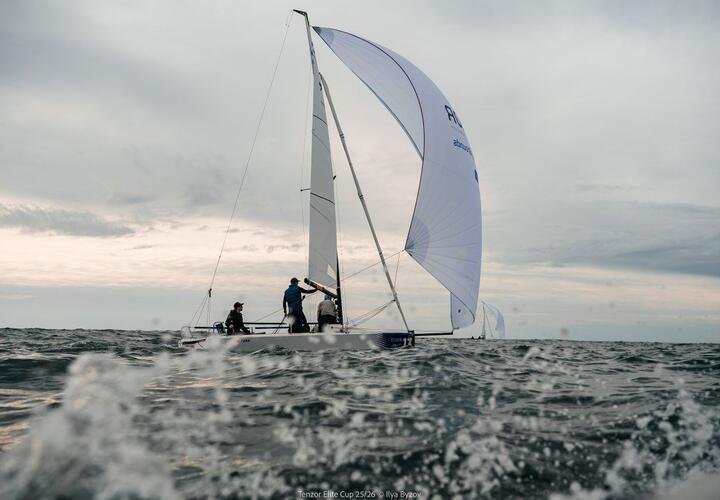 В Сочи начался третий этап гонки яхтсменов, событие выходит зрелищным