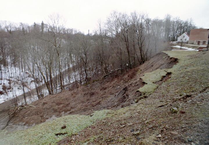 В Сочи произошёл новый оползень, грунт сполз на дорогу, проезд закрыт