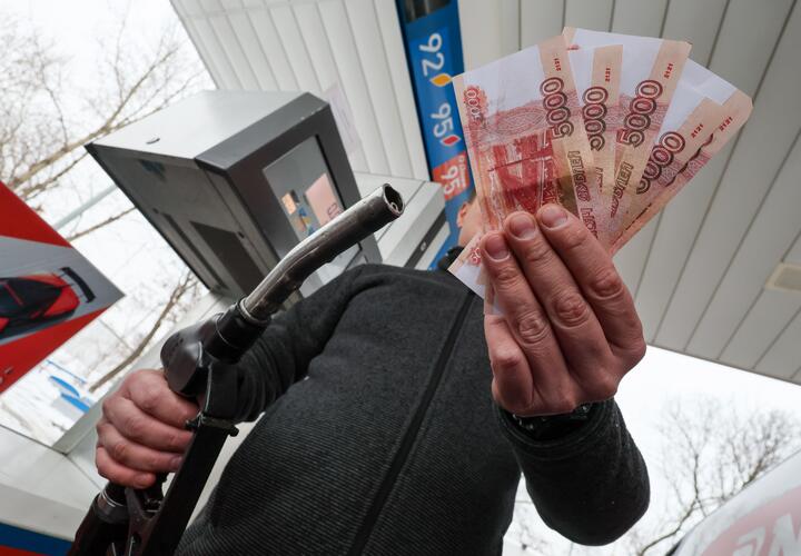 «Внутри страны кто-то искусственно разгоняет цены»: ФАС проверит взлетевшую стоимость бензина, заявил кубанский депутат