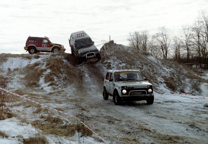 Волонтеры утверждают, что автомобили вместо фронта оказались в продаже и на дорогах Кубани