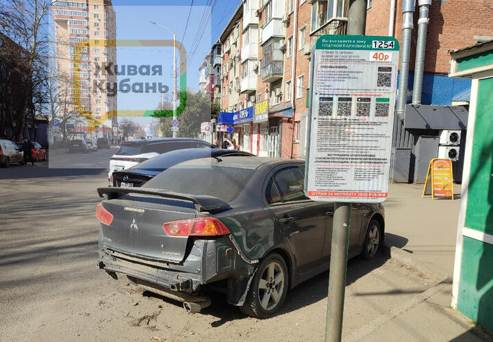 Автовладельцам, которые занимают места на платной парковке и скрывают госномера, - предлагается блокировать колеса